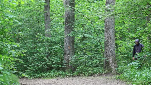 Caminhante com mapa e binóculos em trilhas florestais episódio 2 — Vídeo de Stock