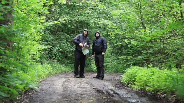 Hikers with map and binoculars on forest trails episode 3 — Stock Video