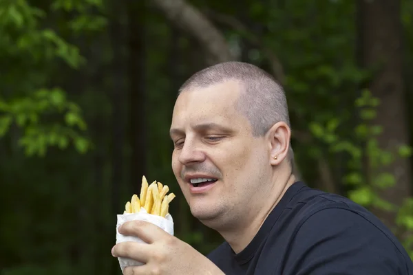 Homme avec des croustilles dans les mains de — Photo