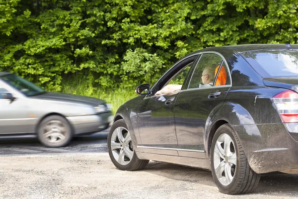 Auto na průsečíku nouze — Stock fotografie