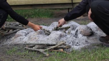 Baba ve oğul odun kamp ateşi Bölüm 3 için kazık