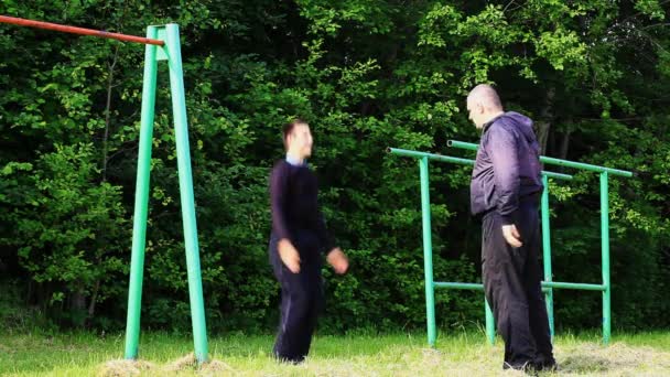 Vater und Sohn bei Sportübungen — Stockvideo