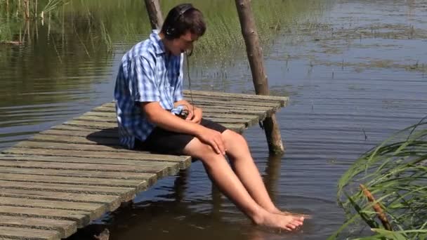 Menino com fones de ouvido e Mic episódio 1 — Vídeo de Stock