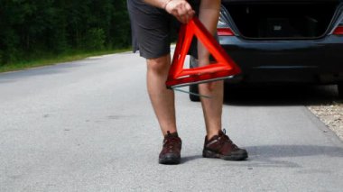 adam araba uyarı üçgeni önce yerleştirilir.