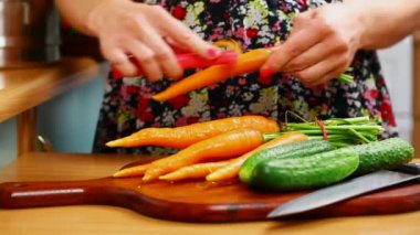 kadın mutfakta Bölüm 2 yemek hazırlanıyor