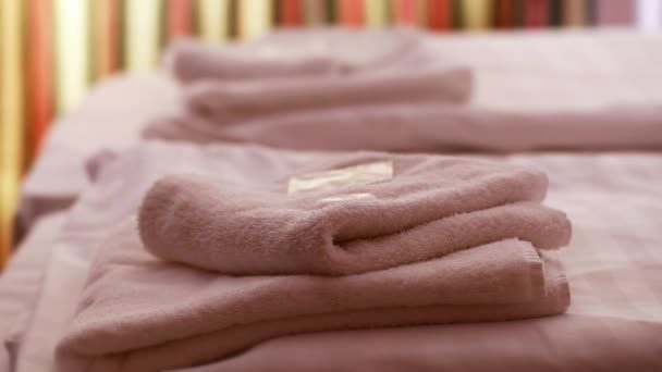 Handdoeken, shampoo, zeep op een bed — Stockvideo