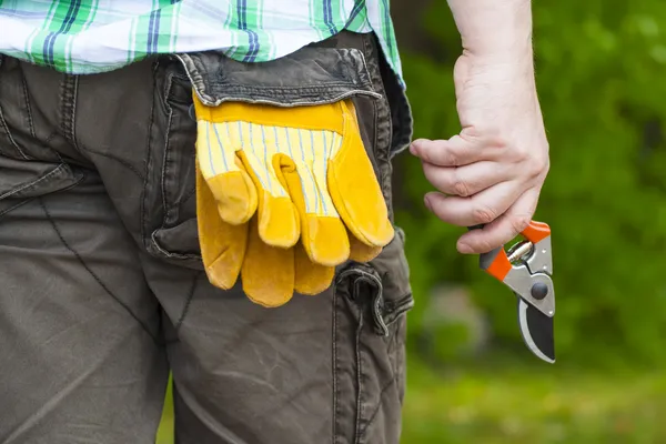 Homem com tesouras de jardinagem na mão — Fotografia de Stock