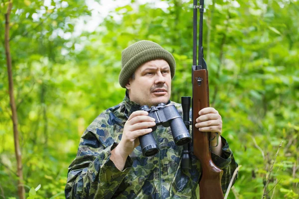 optik tüfek ve dürbün ormandaki Avcı