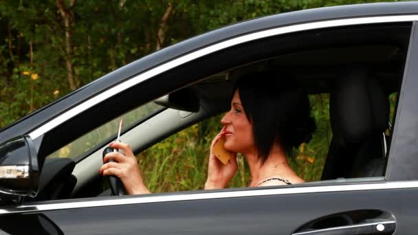 Mujer con el teléfono y lápiz labial en el coche episodio 1 — Vídeo de stock