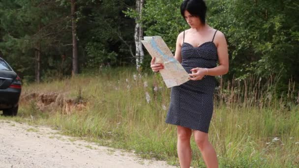 Mulher com mapa e celular na estrada episódio 1 — Vídeo de Stock