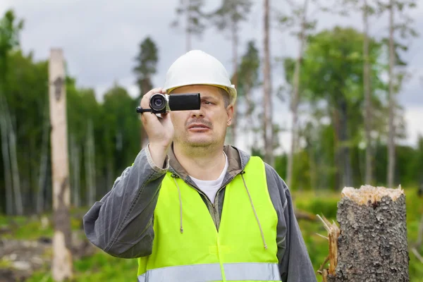 Agente forestale con videocamera nella foresta distrutta — Foto Stock