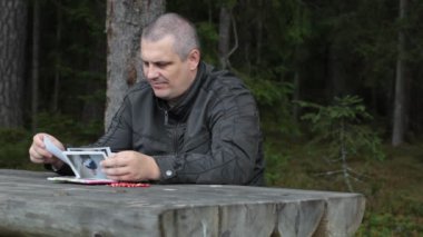 Fotoğraflar Bölüm 2'de görünen adam