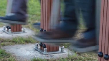 yürüyen simülatörü episode 1 meşgul insanlar