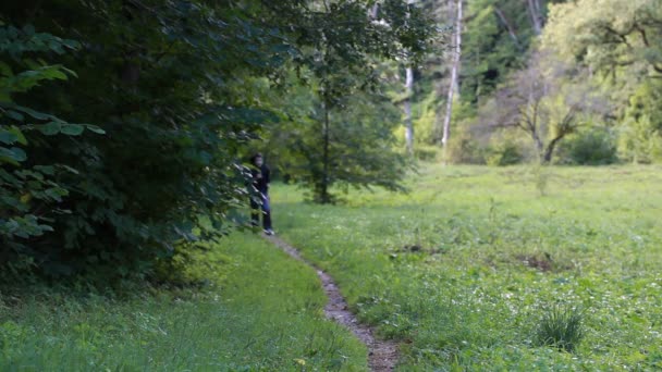 Chłopiec biegną rano w parku odcinek 1 — Wideo stockowe
