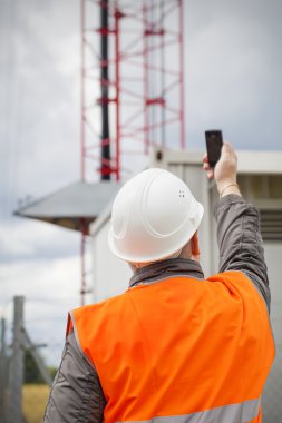 cep telefonu gsm kule yağmurdan önce yakın çalışanıyla