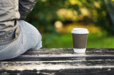 adamla kahve parkta bir bankta