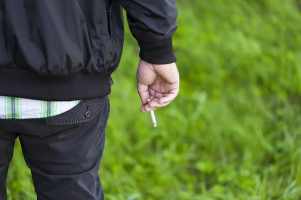 Hombre con cigarrillo al aire libre — Foto de Stock