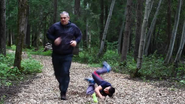 Menino correndo no parque episódio 3 — Vídeo de Stock