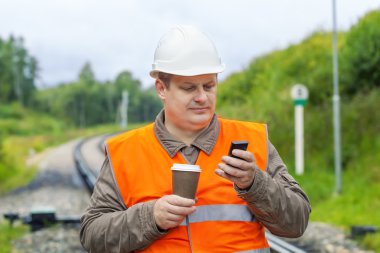 cep telefonu ve kahve demiryolu işçisi
