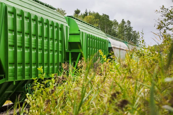 Trein van goederenwagons en tanks — Stockfoto