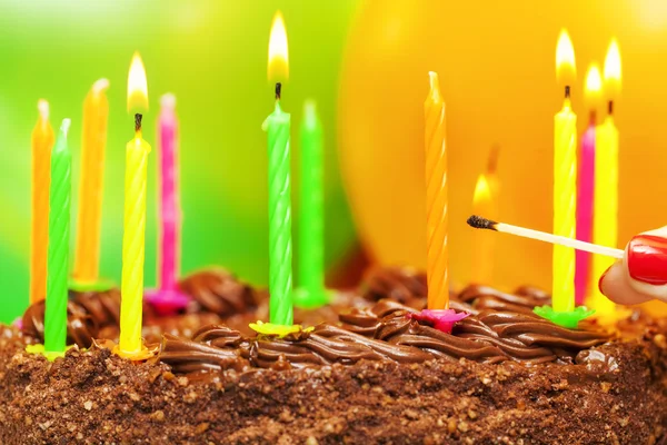 Komt overeen met in de buurt van de kaarsen op de cake van de kindverjaardag — Stockfoto