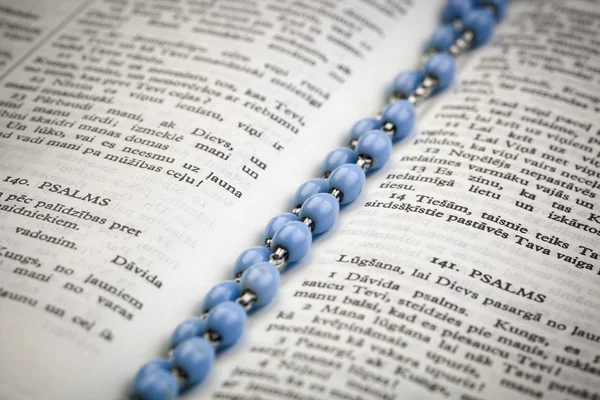 ロザリオの聖書 — ストック写真