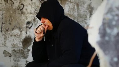Eski Bölüm 2 bina kalıntıları, tespih olan adam