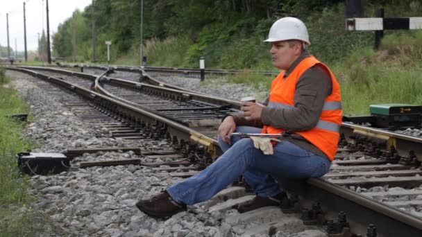 Dělník s kávou na železniční epizoda 2 — Stock video