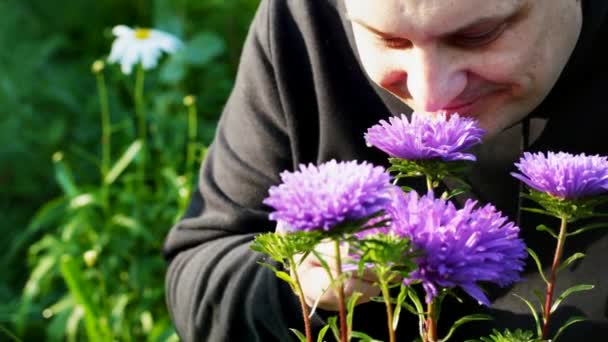 Hombre cerca de las flores en el jardín episodio 1 — Vídeos de Stock