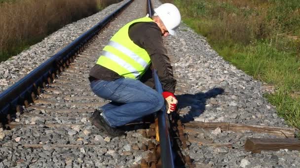 Trabalhador ferroviário na estrada de ferro episódio 5 — Vídeo de Stock