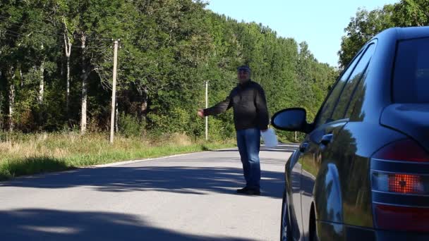 Man near car on the road with a fuel canister episode 4 — Stock Video