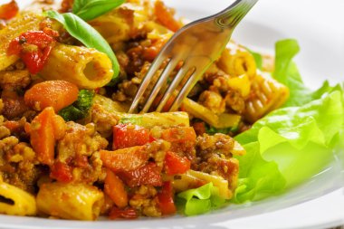 tortiglioni beyaz tabakta bolognese sos ile