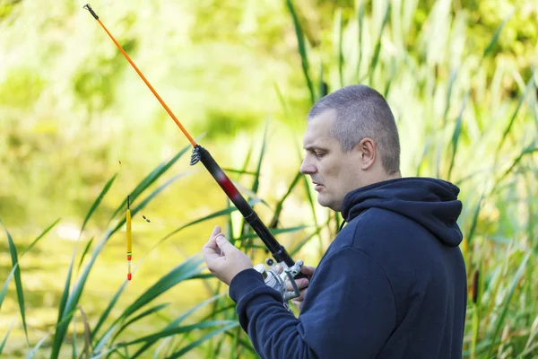 L'uomo inizia a pescare vicino al fiume in estate — Foto Stock