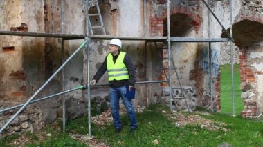 Müfettişler, eski kalıntılar Bölüm 1 bina