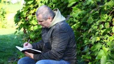 Not defteri Bölüm 3 adam yazıyor