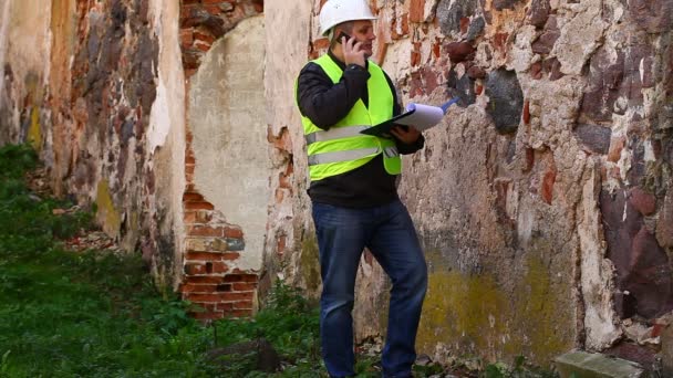 Bauinspektoren an alten Ruinen Folge 5 — Stockvideo