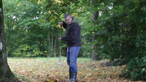 Man verzamelt bladeren in de herfst episode 3 — Stockvideo