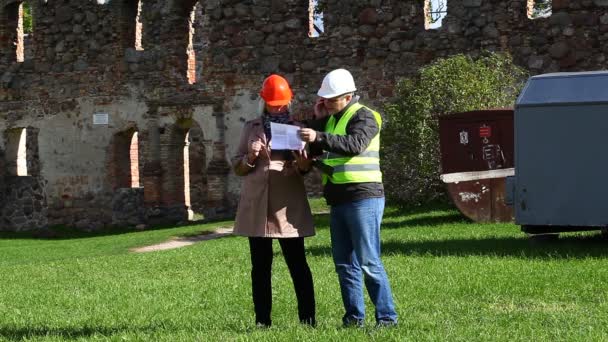 Будівельні інспектори на старих руїнах епізод 8 — стокове відео