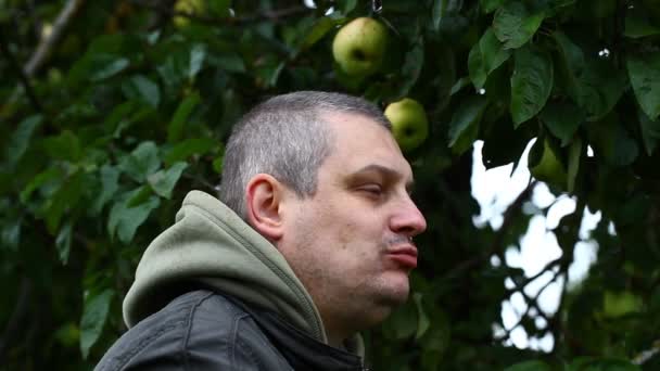 Man eating an apple in the garden episode 1 — Stock Video
