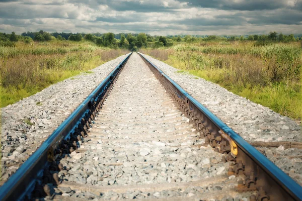 Paesaggio con la ferrovia prima della tempesta di fulmini — Foto Stock