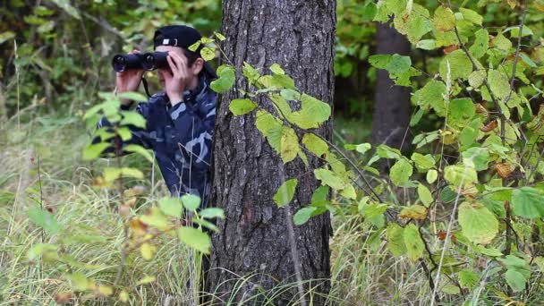 Jongen wandelen in de bossen aflevering 8 — Stockvideo