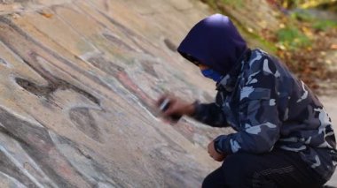 Genç renk sprey ile duvar Bölüm 2 