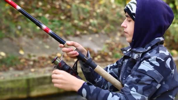 Garçon pêche près de la rivière en automne épisode 6 