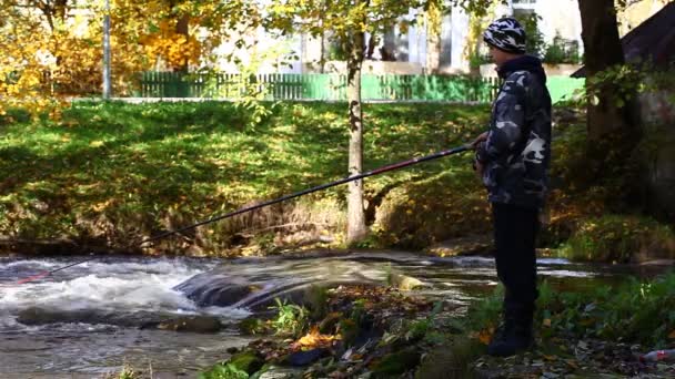 Мальчик рыбачит у реки осенью 7 эпизода — стоковое видео