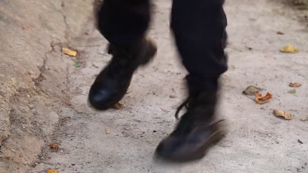 Boy tančí při poslechu hudby Epizoda 3 — Stock video
