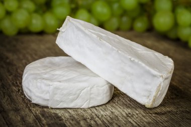 eski ahşap masa üstünde üzüm ile peynir