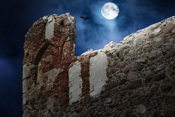Full moon over the old castle ruins — Stock Photo, Image