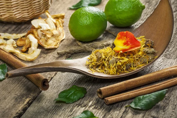 Té natural de hierbas cerca de limones — Foto de Stock