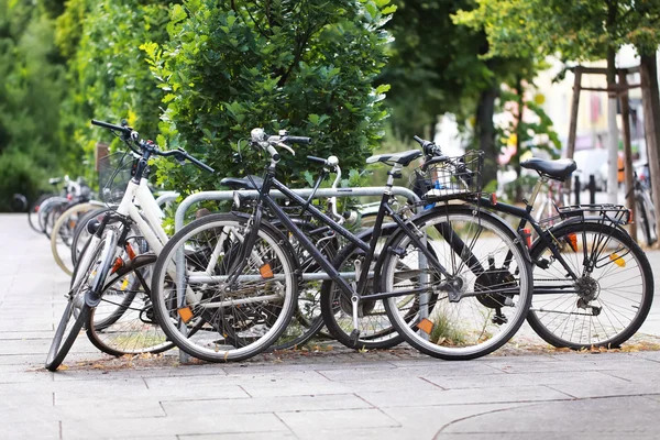 Alte Fahrräder stapeln sich am Stadtplatz — Stockfoto