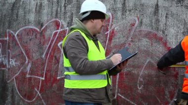 adam eski duvar Bölüm 6 yakınındaki çekiç ile